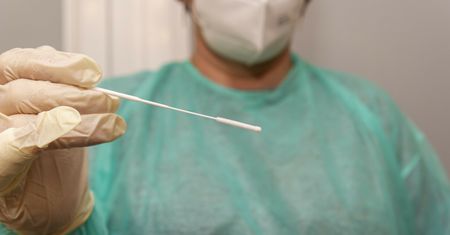 Skąd wziąć dobry test? Ekspertka przestrzega przed jednym źródłem