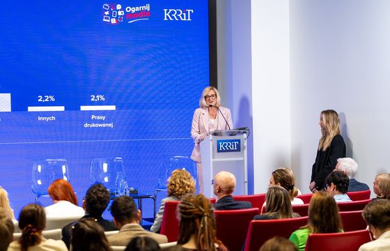 Polacy w badaniu KRRiT o mediach publicznych: stronnicze, narzucają poglądy