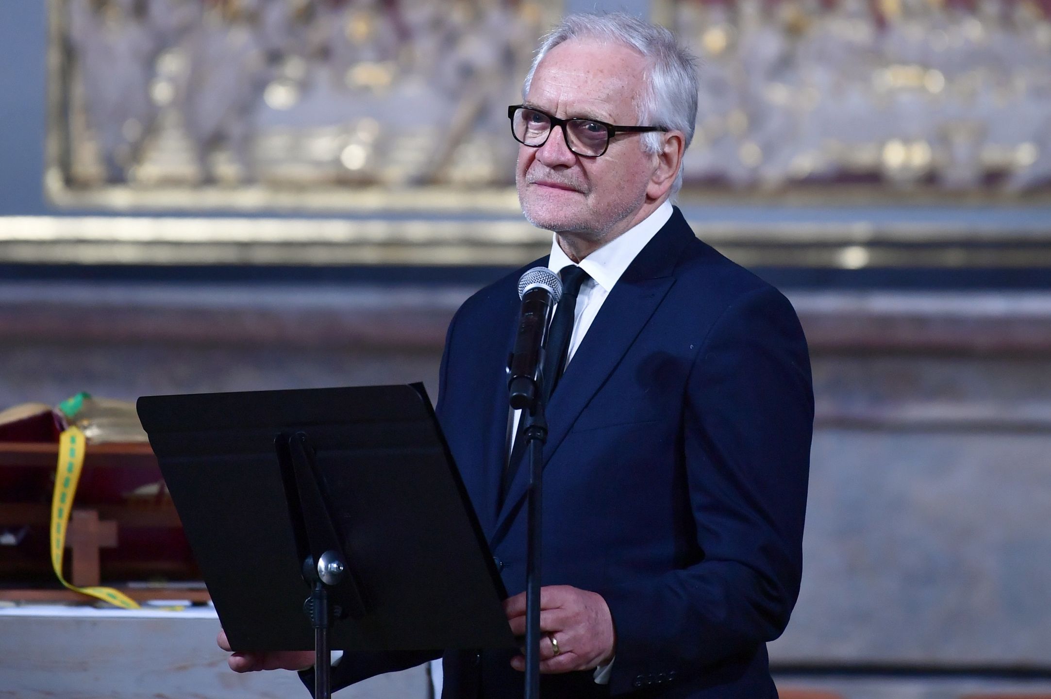Andrzej Seweryn podczas uroczystości pogrzebowych w kościele św. Jana w Gdańsku