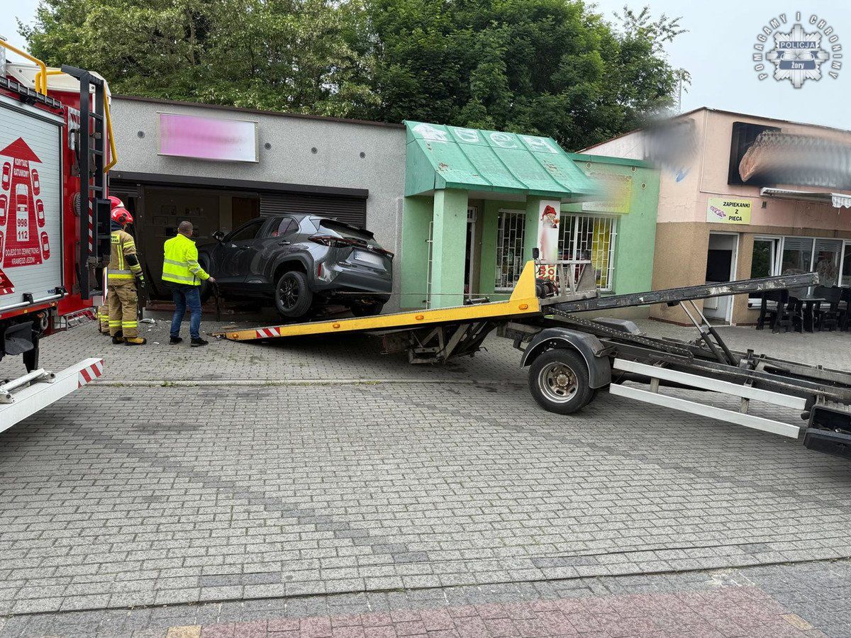 Fot. Licencjodawca. Samochód wjechał w salon kosmetyczny