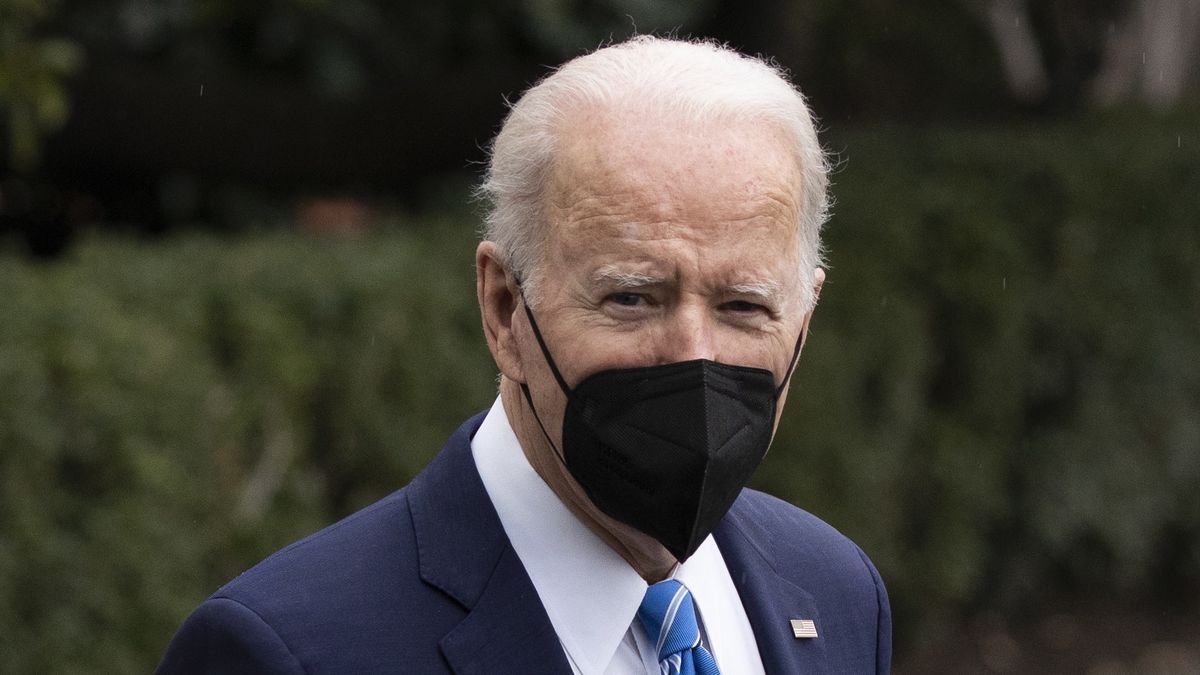 Na zdjęciu prezydent USA Joe Biden w czarnej maseczce