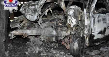 Auto spłonęło po uderzeniu. W środku zwęglone ciało