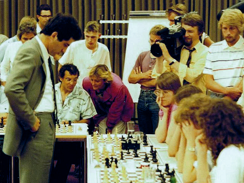 Kasparow podczas symultany szachowej w Hamburku, 1985 r.