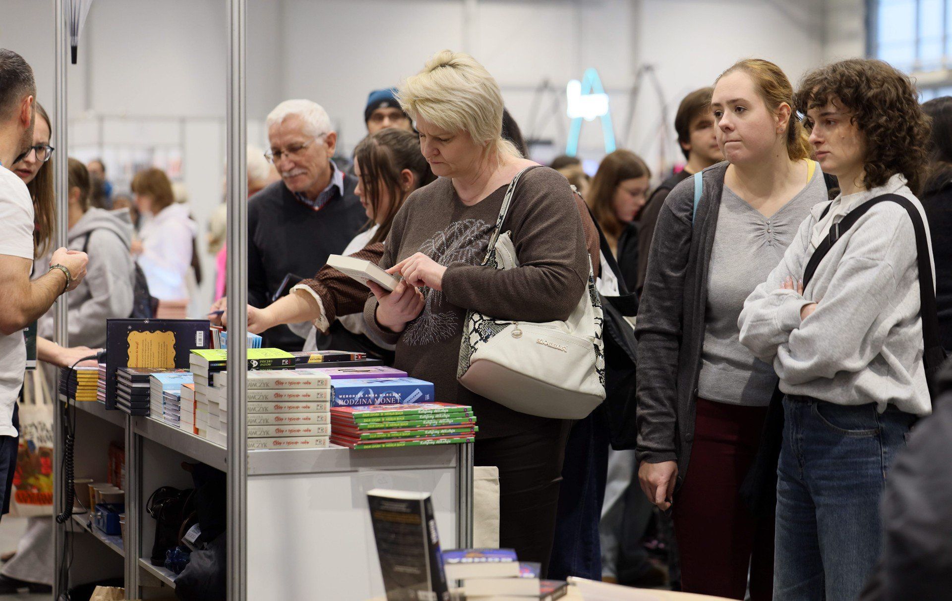 Lublin po raz pierwszy staje się literackim centrum regionu - na debiutanckich Targach Książki spotkają się autorzy, wydawcy i czytelnicy spragnieni świeżych historii. Do niedzieli (30.11) miasto pulsować będzie rozmowami o literaturze, premierami i inspirującymi spotkaniami, które mają szansę na stałe wpisać się w kulturalny kalendarz.