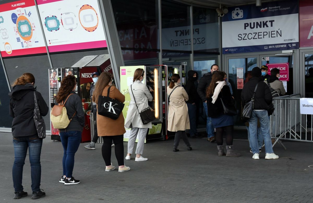 Koronawirus. Pierwsze miasto decyduje się na przyznanie pakietu zniżek dla osób zaszczepionych na COVID-19