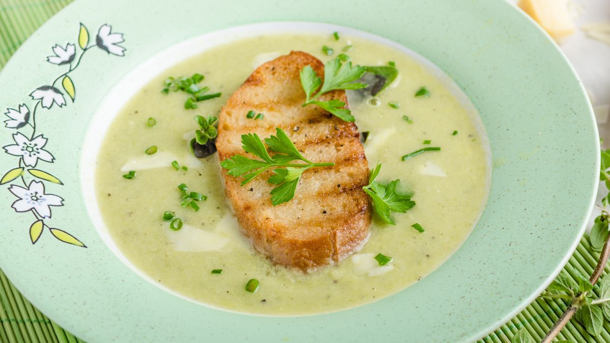 Francuzi uwielbiają zupę porową w wersji na ciepło i na zimno