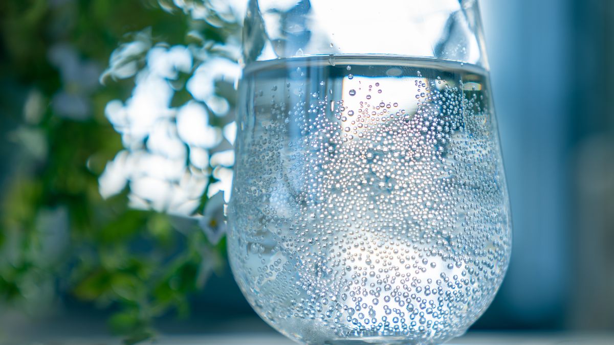 Woda gazowana w upały - czy to dobry wybór?