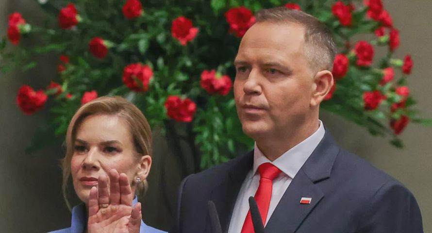 TVP nie pokazuje zaprzysiężenia Karola Nawrockiego w głównej stacji