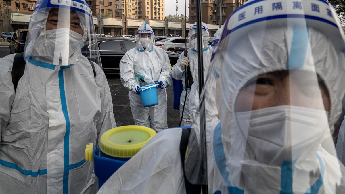 Chiny sztywno trzymają się polityki "zero COVID"