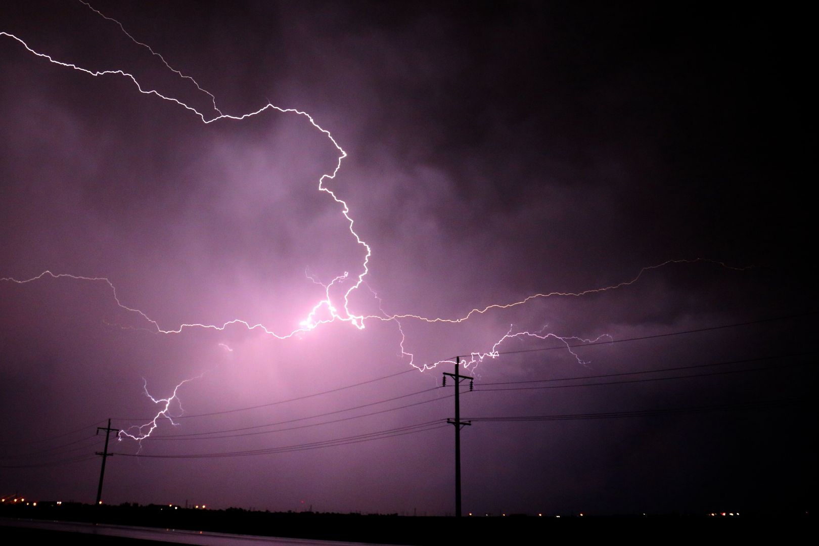 Synoptycy ostrzegają. W poniedziałek nad Polską wysoka aktywność elektryczna!