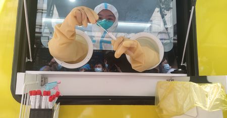 "Biolog", którego nie było. Skandal w Chinach. Szwajcarzy oburzeni