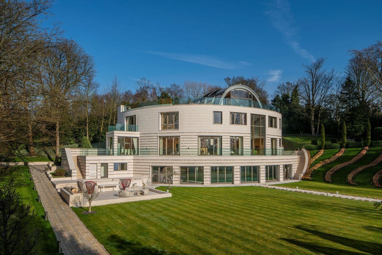 They haven't been able to find a buyer for years. The oligarch's villa in London is for sale