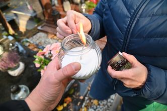 Ceny zniczy mocno w górę. Porównali z ofertą z ubiegłego roku