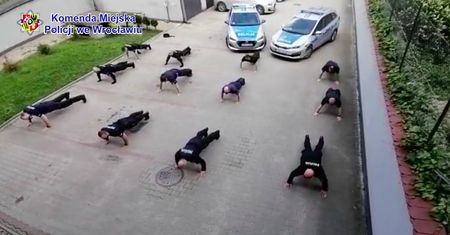 Wrocław. #GaszynChallege trwa w najlepsze. Policjanci dołączyli do akcji