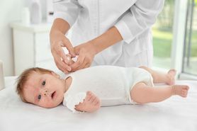Jak rozpoznać alergię na białka mleka krowiego u niemowląt? Jakie produkt podać dziecku?