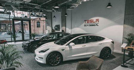 Tesla poszukuje kierownika salonu w Warszawie. Wśród wymagań bezwypadkowa przeszłość oraz znajomość języka niderlandzkiego
