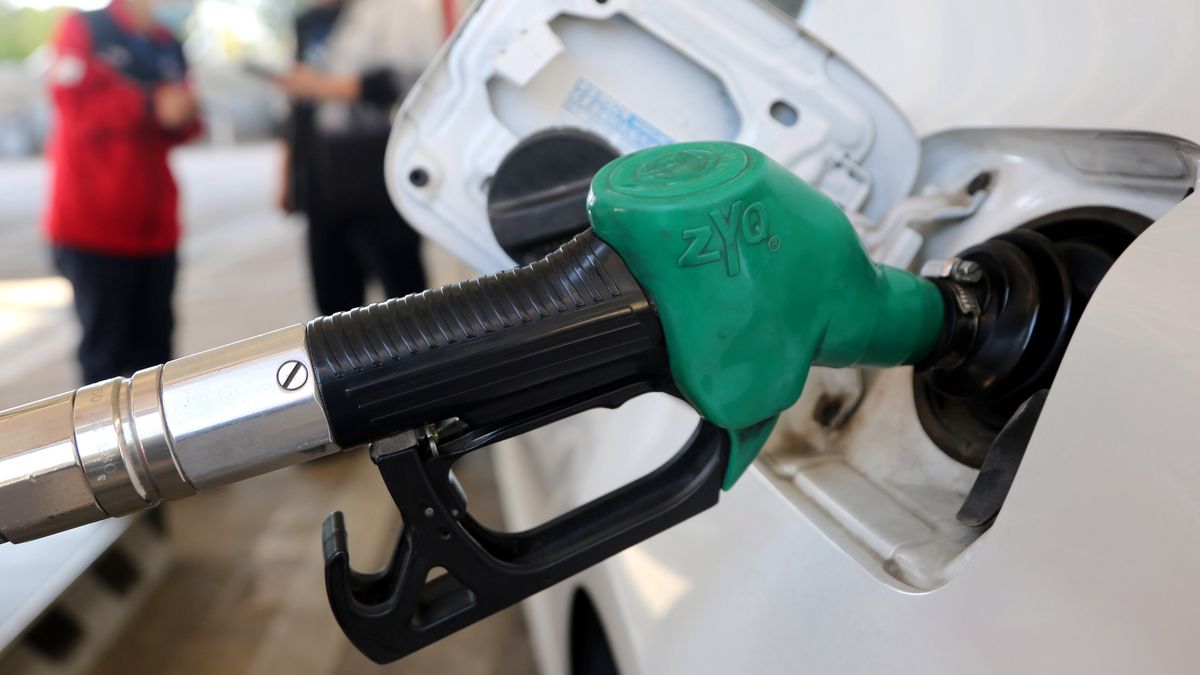 LIANYUNGANG, CHINA - NOVEMBER 7, 2023- A worker fills up a car at a gas station in Lianyungang, East China's Jiangsu Province, Nov 7, 2023. On the same day, the National Development and Reform Commission announced that since 24:00 on November 7, 2023, China's domestic gasoline and diesel prices will be reduced by 140 yuan and 135 yuan per ton, respectively. (Photo credit should read CFOTO/Future Publishing via Getty Images)