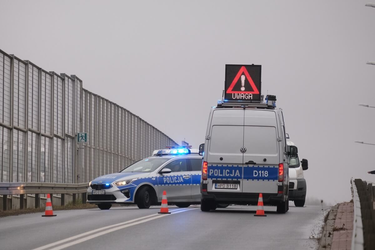 Policja interweniująca do wypadku na wiadukcie w Snopkowie
