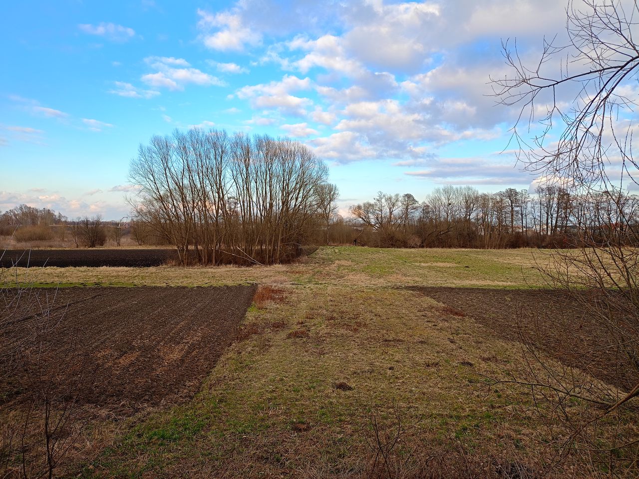 Tryb HDR (po prawej) aktywuje się nad wyraz często, nawet gdy scena nie koniecznie tego wymaga