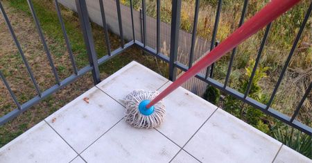 Przed zimą wyczyść balkon. Płytki zaczną lśnić