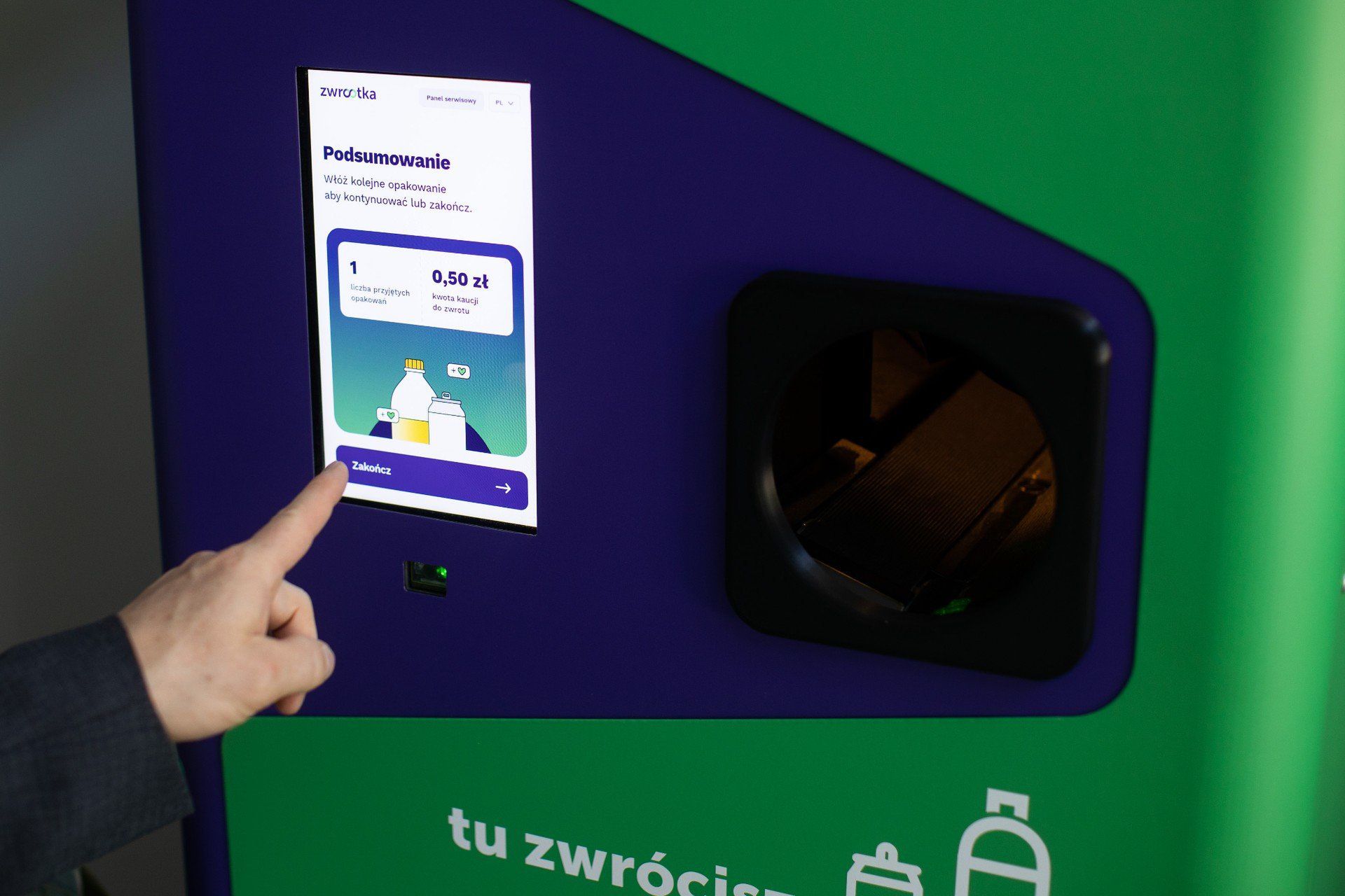Prezes Zwrotki Aleksander Traple prezentuje, jak działa automat kaucyjny