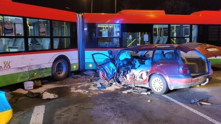 Volkswagen uderzył w autobus przegubowy na al. Witosa
