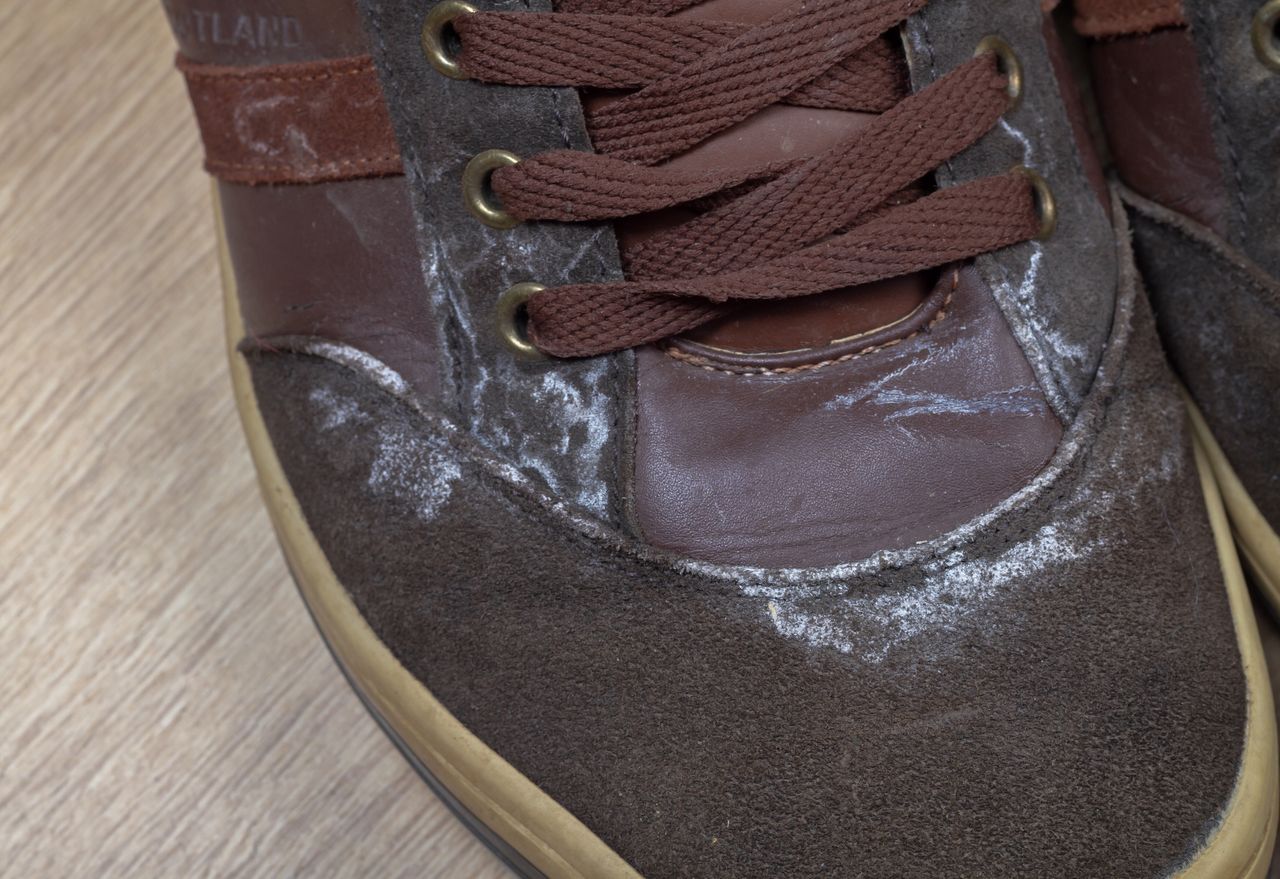 Jak usunąć sól z butów skórzanych? Wykorzystaj produkt z lodówki