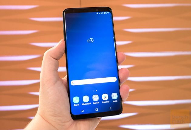 Samsung Galaxy S9+ w dłoni