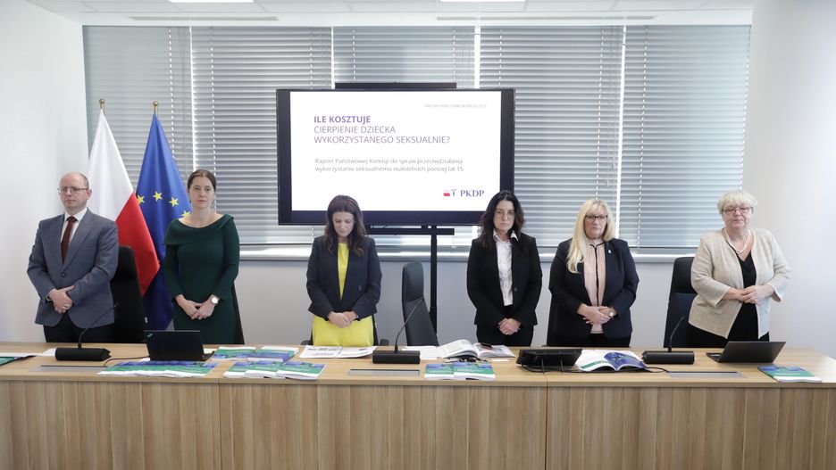 Karolina Bu�ko, Justyna Kotowska, Barbara Chrobak, Hanna El�anowska, Agnieszka R�kas, B�a�ej Kmieciak
Tomasz Gzell
komisja, komisja ds. pedofilii, konferencja, konferencja prasowa