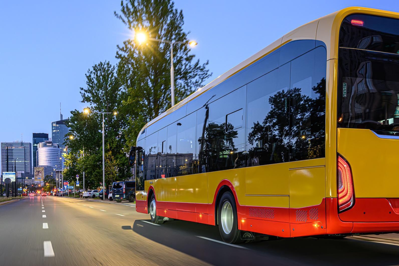 Nagle osunął się na podłogę. Zmarł w warszawskim autobusie