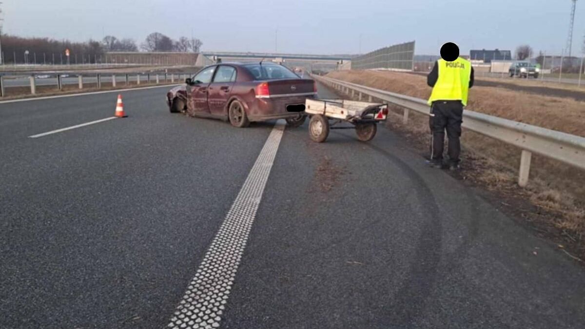 Opel uderzył w bariery na S19