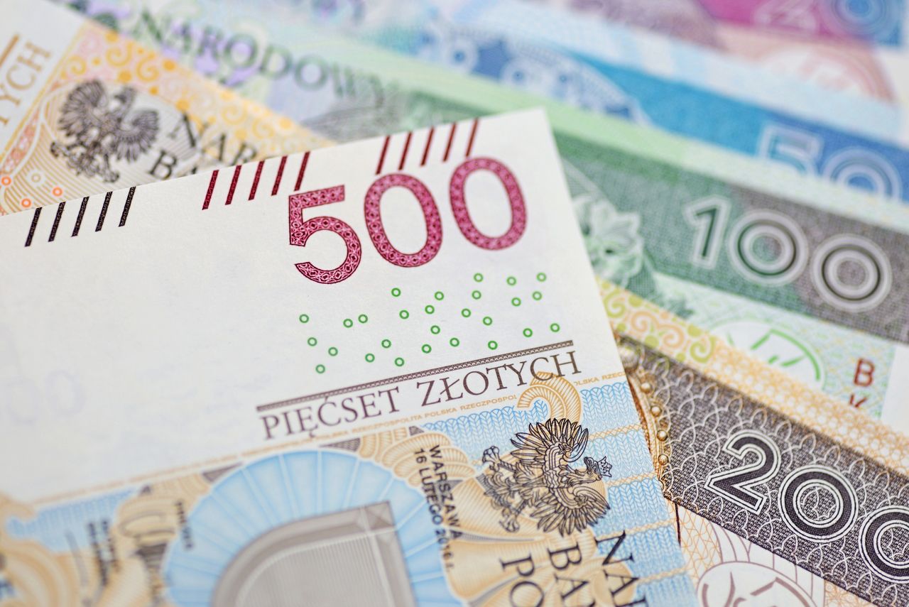 500 plus, 500+, pieniądze, gotówka złoty, polskie pieniądze, banknoty