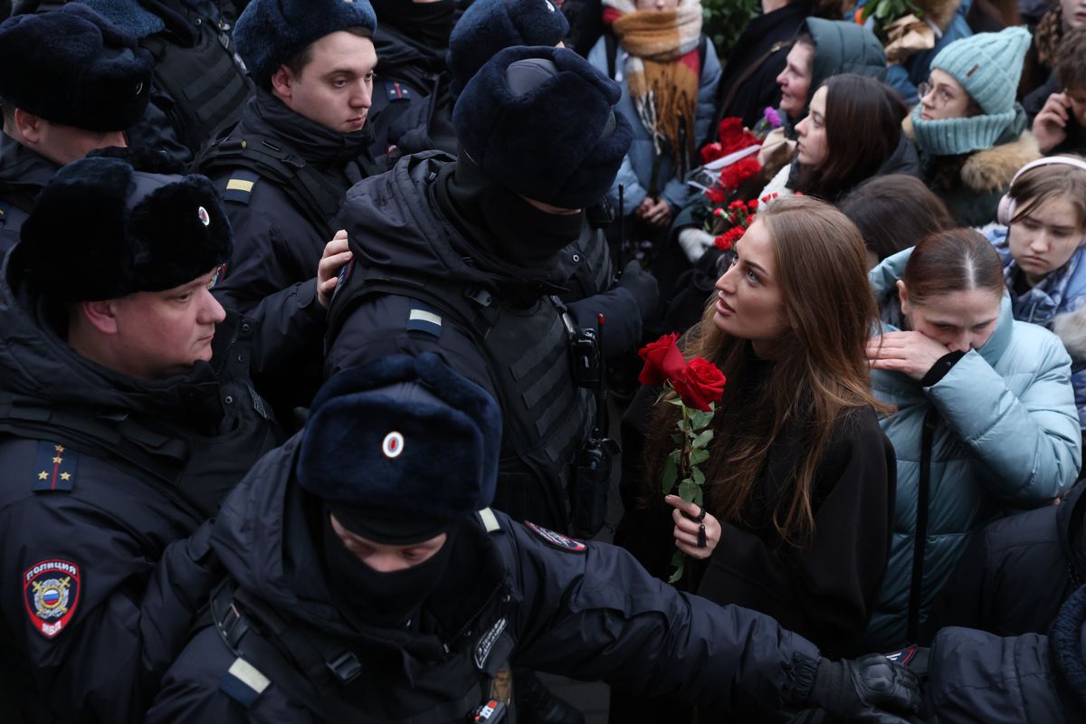 Rosyjskie władze wykorzystują nagrania wideo do identyfikacji i aresztowania osób, które uczestniczyły w pogrzebie Nawalnego