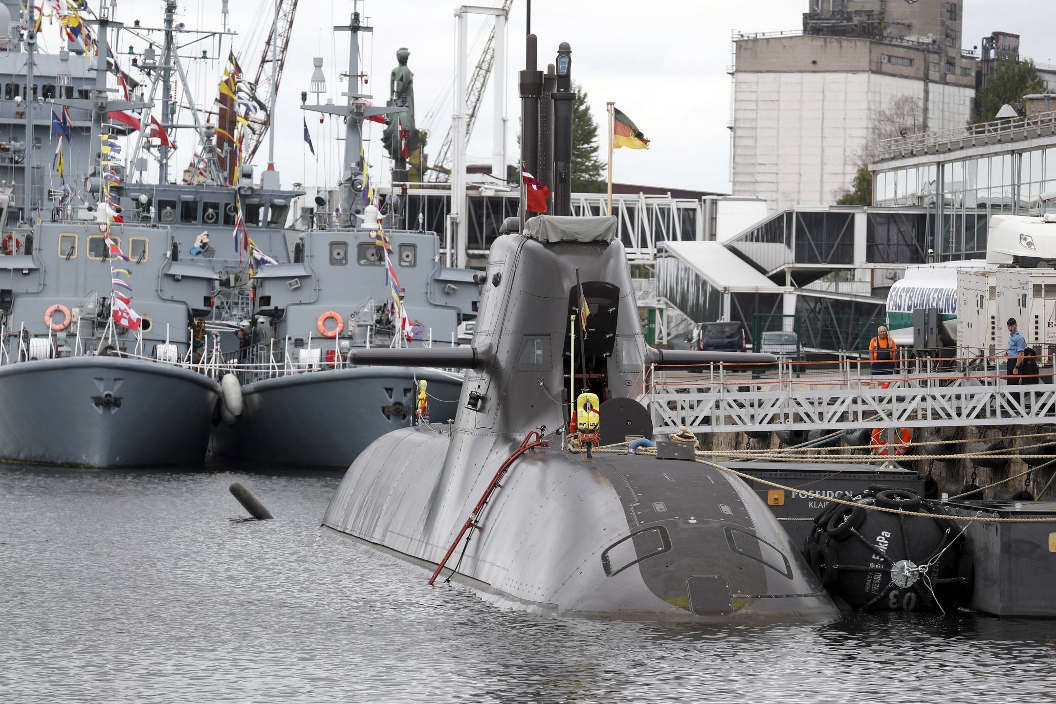 Northern Coasts (NOCO) naval exercise press conference in Riga
epa10848711 German Navy submarine U36 (front), frigates Hamburg and Hessen (L) are seen during a press conference about exercise Northern Coasts 2023 at German Navy frigate Hamburg in Riga, Latvia, 08 September 2023. This year's maritime exercise Northern Coasts (NOCO), one of the most important multinational exercises to strengthen cooperation between Germany's naval forces and its partners in the Baltic Sea region, will take place from 09 to 23 September, while the German Navy will be responsible for planning and conducting the exercise this year, according to a press statement.  EPA/TOMS KALNINS 
Dostawca: PAP/EPA.
TOMS KALNINS