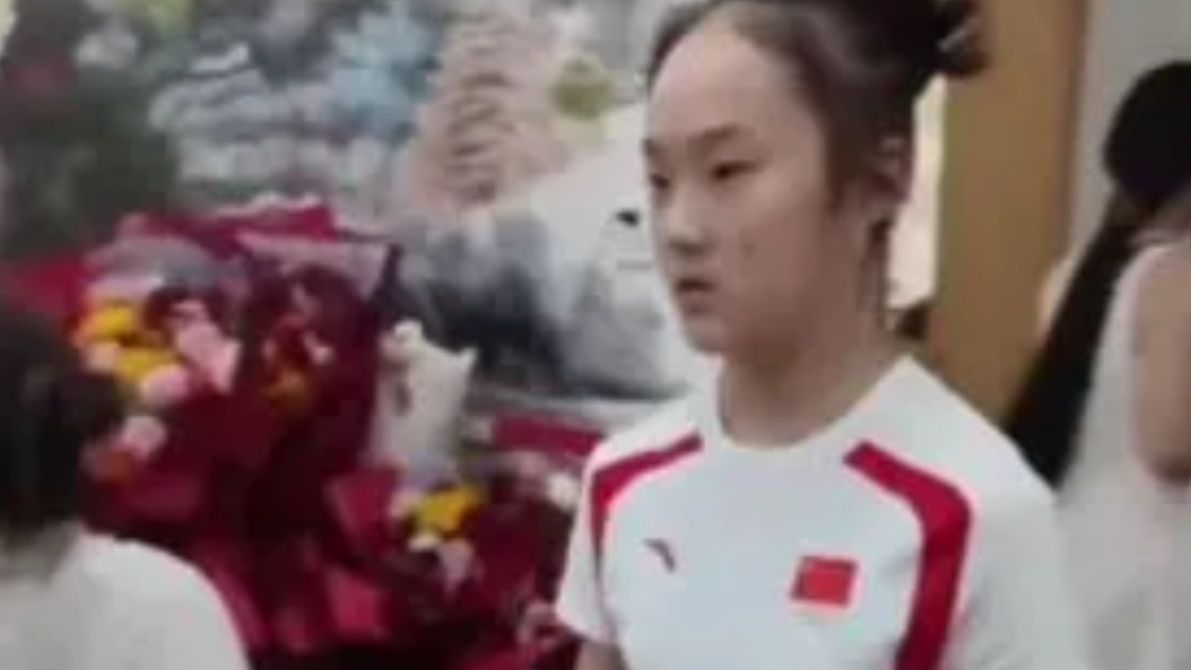 Zhou Yaqin zdobyła srebrny medal na igrzyskach olimpijskich. Po powrocie do Chin nie spoczęła na laurach 