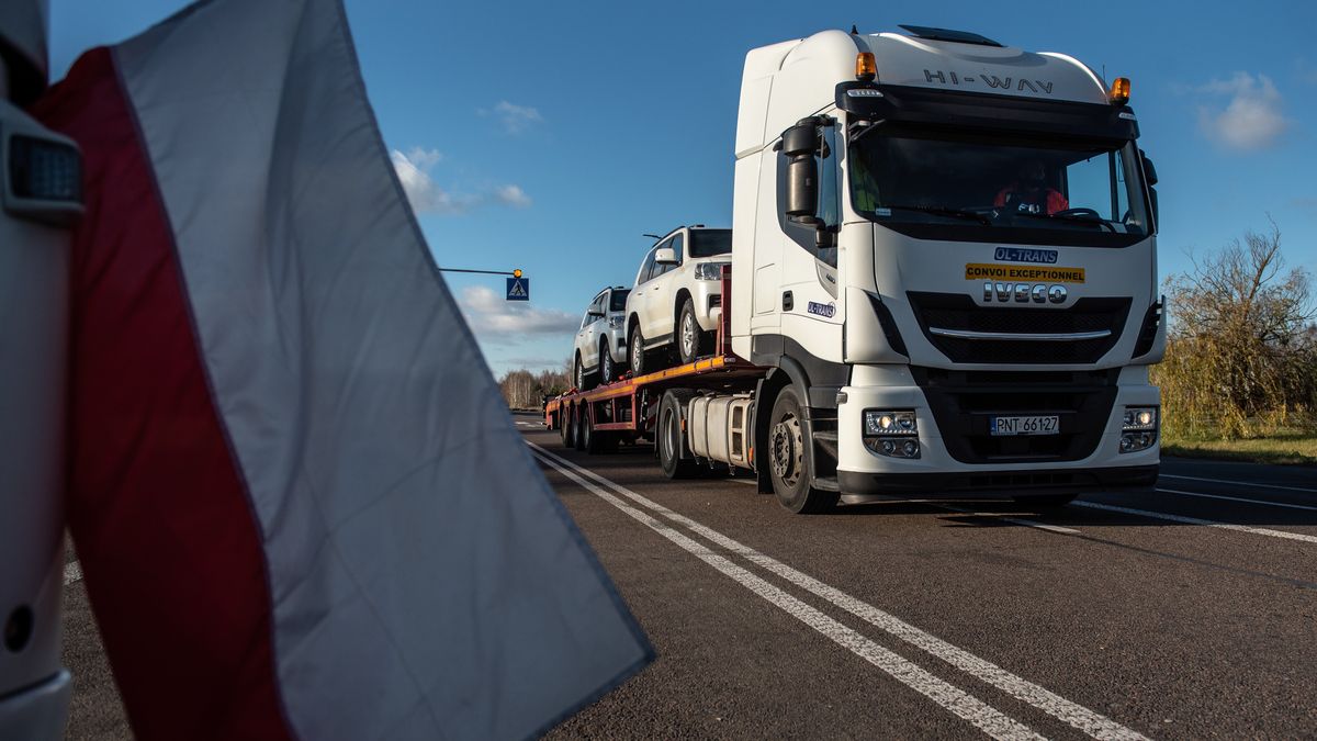 Dorohusk, 16.11.2023. Protest przewoźników czekających w kolejce do polsko-ukraińskiego przejścia granicznego w Dorohusku, 16 bm. Około 1,2 tys. tirów czeka w 27-kilometrowej kolejce do przejście z Ukrainą, czas oczekiwania na odprawę to 240 godzin. (sko) PAP/Wojtek Jargiło