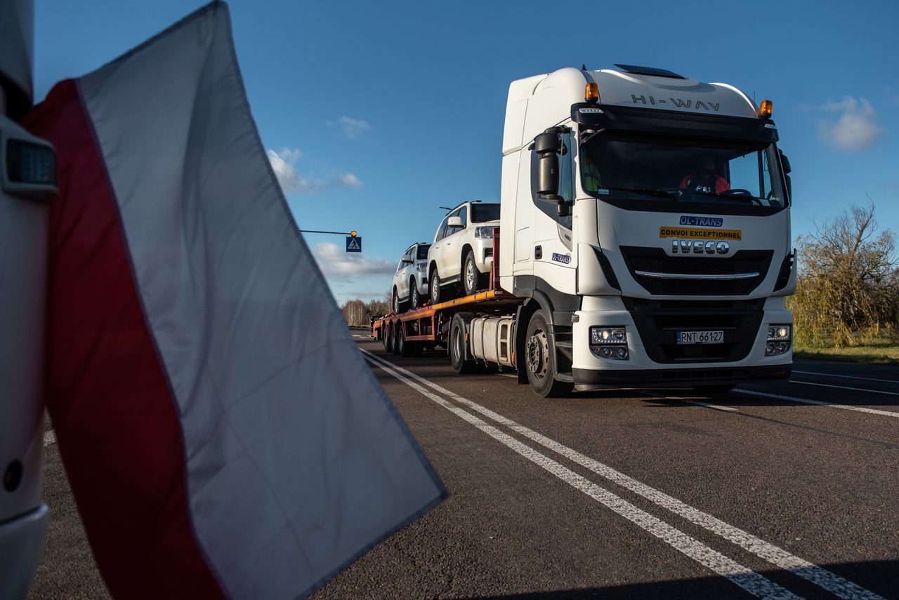 Dorohusk, 16.11.2023. Protest przewoźników czekających w kolejce do polsko-ukraińskiego przejścia granicznego w Dorohusku.