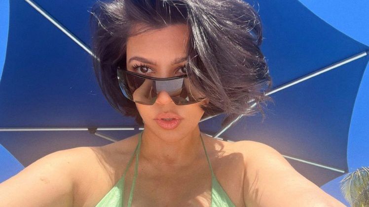 Kourtney Kardashian chwali się brzuchem ciążowym w kostiumie kąpielowym 