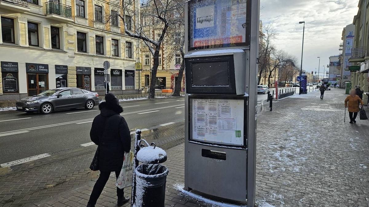 Niedziałający wyświetlacz z rozkładem jazdy na przystanku Krakowskie Przedmieście 02