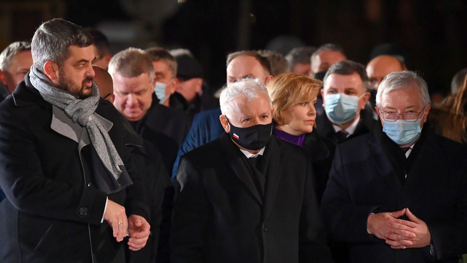 Prezes Prawa i Sprawiedliwości Jarosław Kaczyński (C), poseł PiS Krzysztof Lipiec (P) i poseł PiS Krzysztof Sobolewski (L) podczas uroczystości w Starachowicach w przeddzień 9. rocznicy śmierci Jadwigi Kaczyńskiej