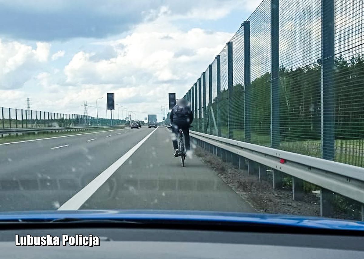 Spieszył się, więc pojechał ekspresówką. Tylko, że na rowerze