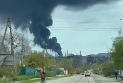 Kłęby czarnego dymu. Wielki pożar w zakładach Azowstal