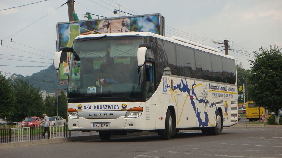 Pasażerowie byli poruszeni, gdy okazało się, że autobus, którym podróżują zatrzymał się na barierkach na rondzie w Janowicach pod  Inowrocławiem, bo kierowca był pijany