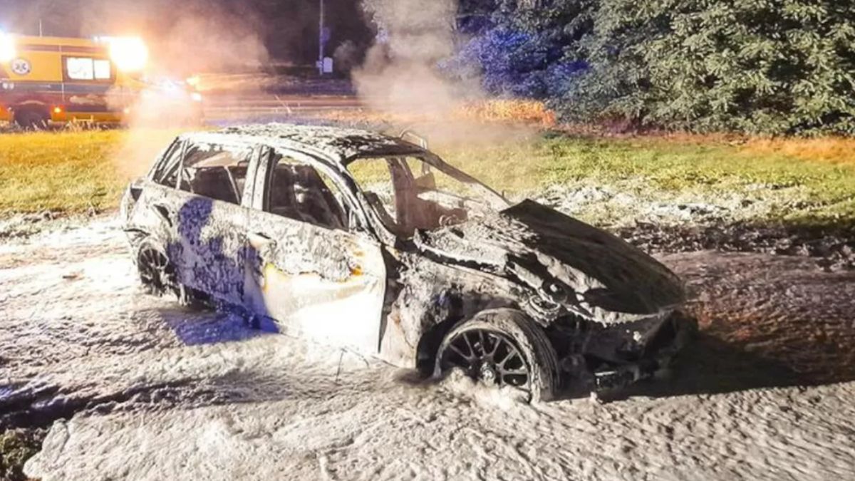 BMW po wypadku stanęło w płomieniach.
