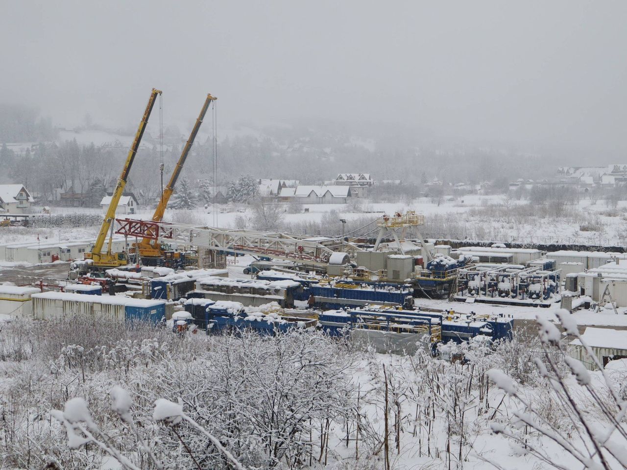 Szaflary: Koniec prac. Wieża wiertnicza przy odwiercie geotermalnym w demontażu