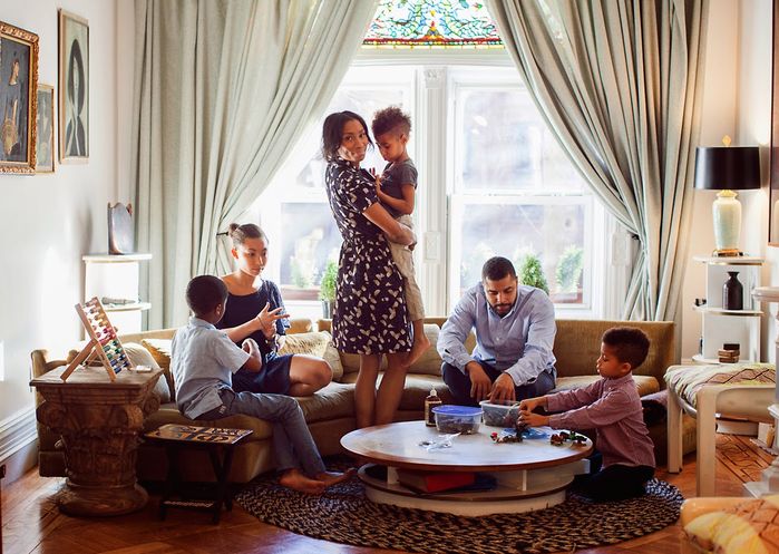 „The Universal Family Portrait” to projekt Michele Crove fotografki z Nowego Jorku, która chce pokazać uniwersalnego ducha rodziny, który jest obecny w różnych kulturach. Mimo różnic kulturowych, to właśnie rodzina jest elementem, który jest wspólny dla rodzaju ludzkiego.