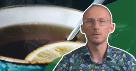 Polacy jesienią i zimą piją ją litrami. Znany dietetyk mówi, że powoduje stany zapalne