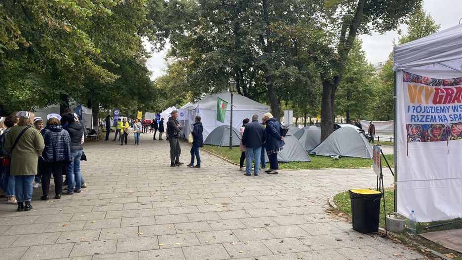 Warszawa. W białym miasteczku, od kilku dni gwarnym i pełnym energii strajkujących młodych medyków, w sobotę panowały poważne nastroje. - Dramat, do jakiego doszło podczas konferencji, musimy przeżyć w milczeniu - tłumaczą uczestnicy protestu (Barbara Kwiatkowska)