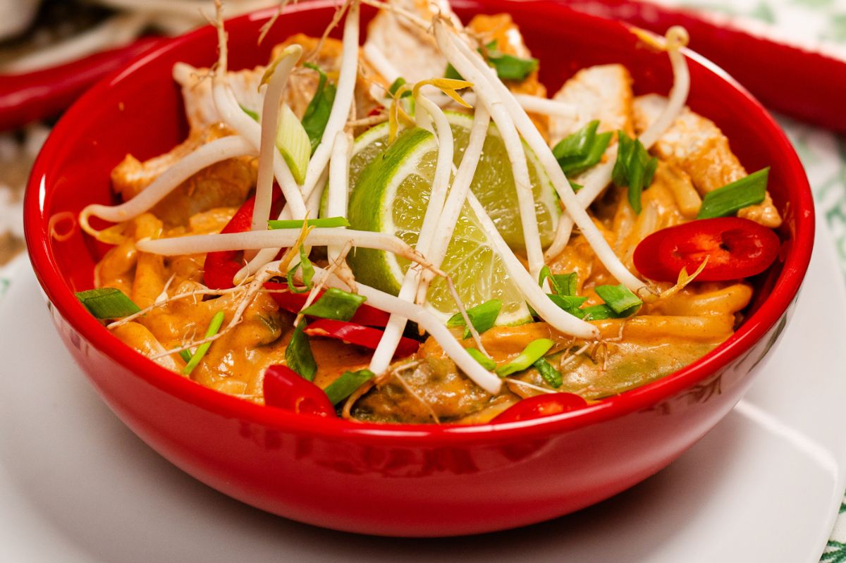 Szybki makaron z kurczakiem w stylu azjatyckim. Furorę robi sos z dodatkiem masła orzechowego