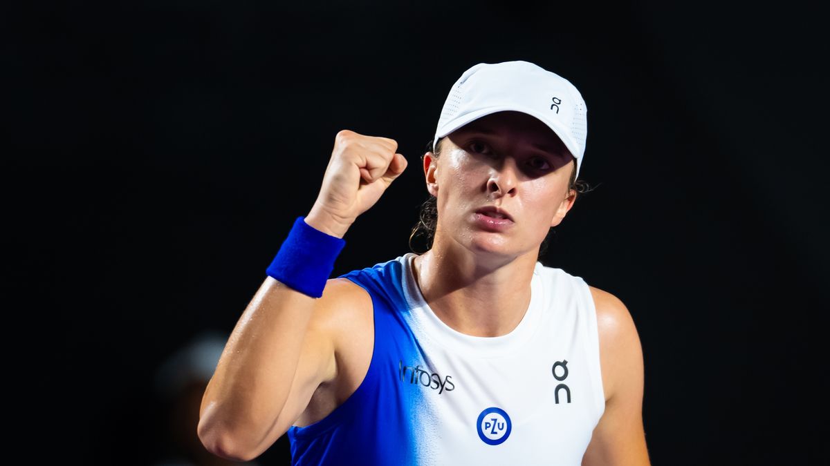 CANCUN, MEXICO - NOVEMBER 03: Iga Swiatek of Poland in action against Ons Jabeur of Tunisia in the third round robin match on Day 6 of the GNP Seguros WTA Finals Cancun 2023 part of the Hologic WTA Tour on November 03, 2023 in Cancun, Mexico (Photo by Robert Prange/Getty Images)